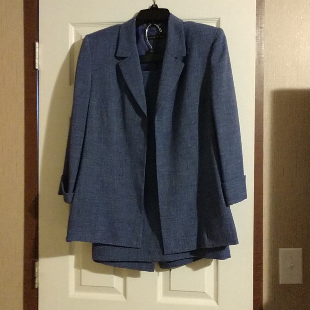 Skirt suit